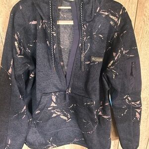 Columbia women’s size L sweater hoodie new with tags.